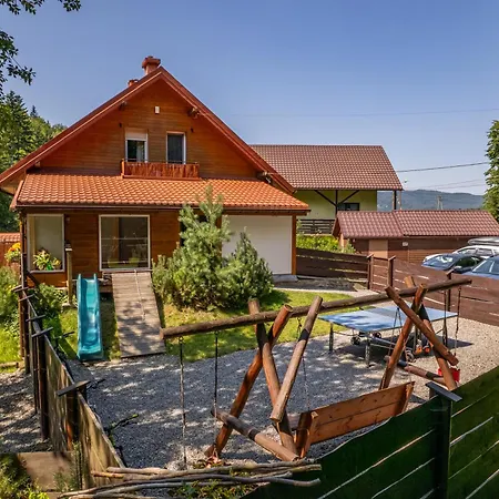 Przystanek Leśna 3 Nad Strumieniem, Otoczone Lasem U Stóp Beskidów * Targanice