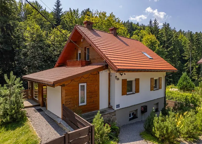 Przystanek Leśna 3 Nad Strumieniem, Otoczone Lasem U Stóp Beskidów * Targanice