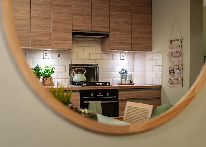 Przystanek Leśna 3 Nad Strumieniem, Otoczone Lasem U Stóp Beskidów