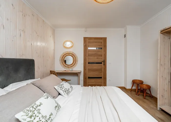 Przystanek Leśna 3 Nad Strumieniem, Otoczone Lasem U Stóp Beskidów *