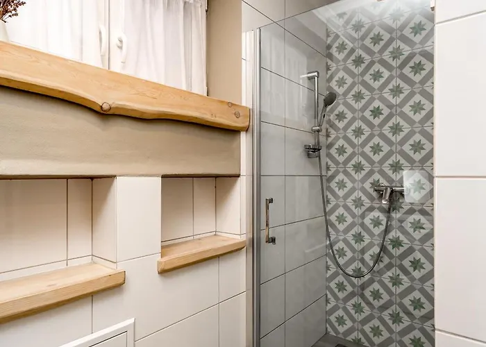 Przystanek Leśna 3 Nad Strumieniem, Otoczone Lasem U Stóp Beskidów *