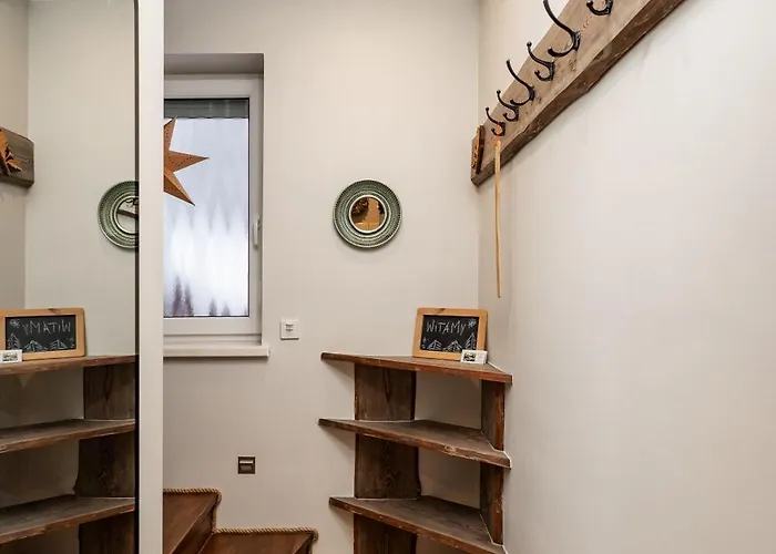 Przystanek Leśna 3 Nad Strumieniem, Otoczone Lasem U Stóp Beskidów *