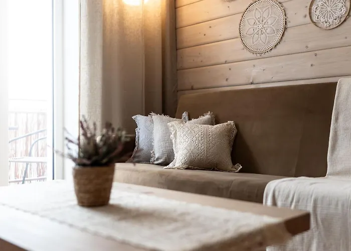 Przystanek Leśna 3 Nad Strumieniem, Otoczone Lasem U Stóp Beskidów *