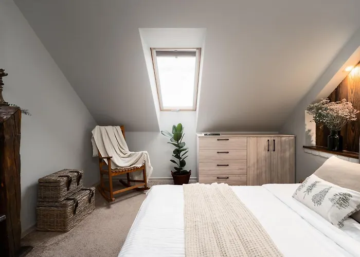 Przystanek Leśna 3 Nad Strumieniem, Otoczone Lasem U Stóp Beskidów