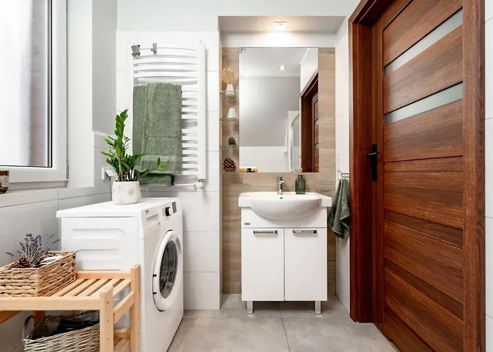 Przystanek Leśna 3 Nad Strumieniem, Otoczone Lasem U Stóp Beskidów *