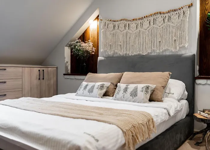 Przystanek Leśna 3 Nad Strumieniem, Otoczone Lasem U Stóp Beskidów