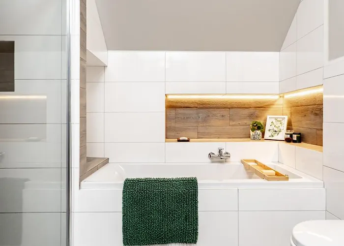 Przystanek Leśna 3 Nad Strumieniem, Otoczone Lasem U Stóp Beskidów